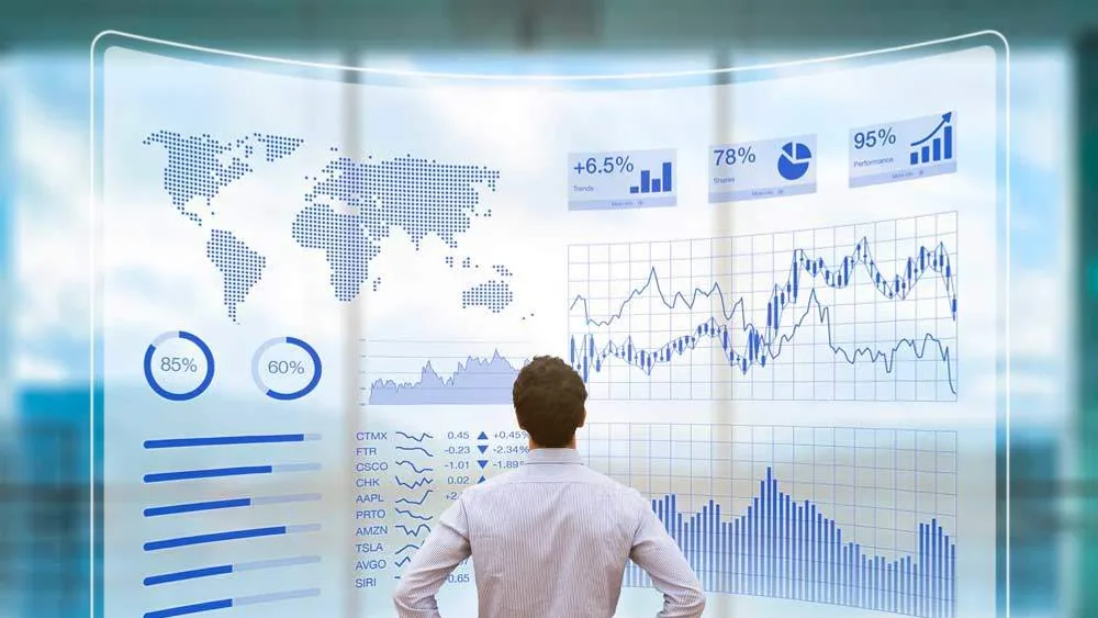 Dirigeant devant un mur de tableaux de bord et d’indicateurs